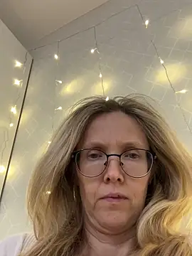 angelmommu online show from February 24, 2026, 2:40 pm