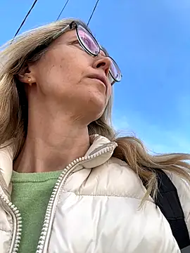 angelmommu online show from November 3, 2025, 10:19 am