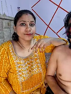 MOM-SUN-COUPLE online show from March 16, 2025, 11:15 pm