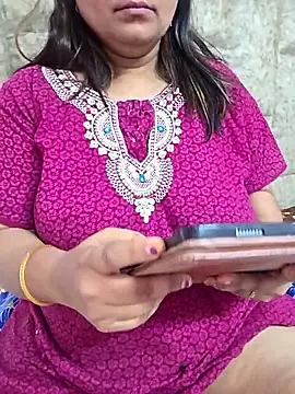 Snapshot of MOM-SUN-COUPLE chatting on April 23, 2026, 7:26 am MOM-SUN-COUPLE online show from April 23, 2026, 7:26 am