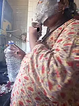 Snapshot of MOM-SUN-COUPLE chatting on March 31, 2026, 6:48 am MOM-SUN-COUPLE online show from March 31, 2026, 6:48 am