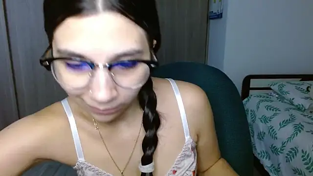 mia  lopez  online show from December 19, 2025, 1:42 am