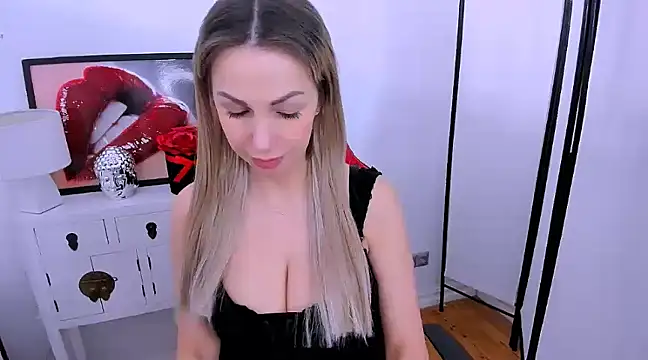 Snapshot of PamelaFlowers chatting on March 10, 2025, 8:17 am PamelaFlowers online show from March 10, 2025, 8:17 am