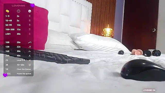 kinkylittlegirll online show from March 13, 2025, 6:26 am