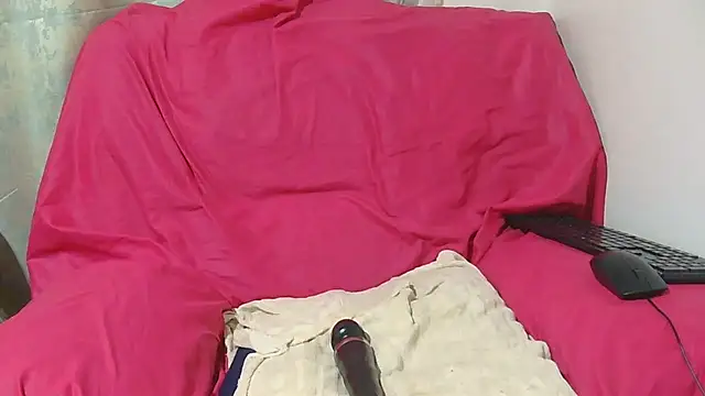 sluttylaura21 online show from April 9, 2026, 10:38 pm