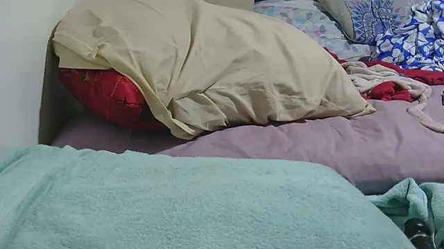 sluttylaura21 online show from April 3, 2026, 5:36 am