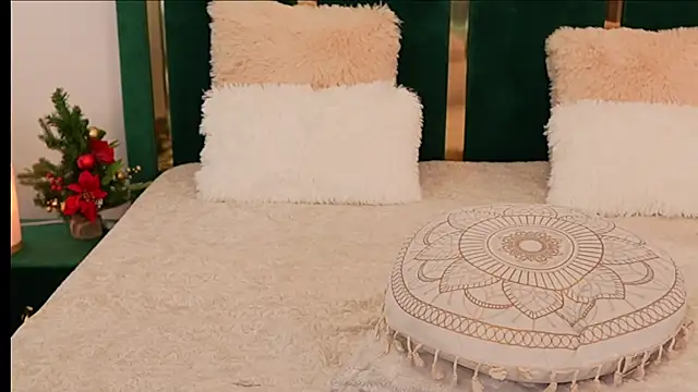 Snapshot of XeniaBlu chatting on December 16, 2025, 12:20 pm XeniaBlu online show from December 16, 2025, 12:20 pm