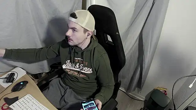 Snapshot of FunBoyPassiv chatting on March 17, 2026, 7:39 pm FunBoyPassiv online show from March 17, 2026, 7:39 pm