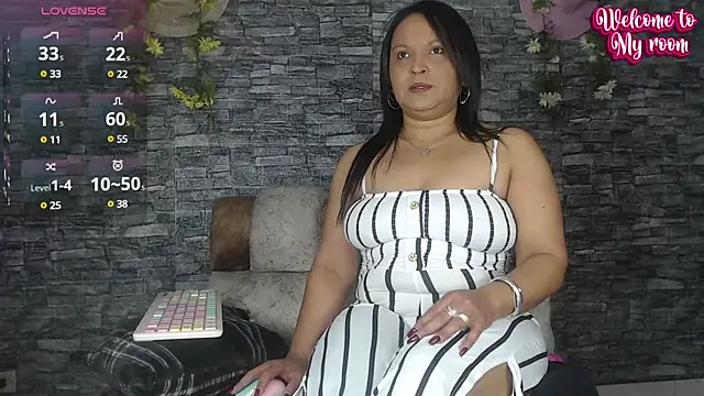 Snapshot of Danna_Paolaa_ chatting on February 18, 2025, 2:05 am Danna Paolaa online show from February 18, 2025, 2:05 am
