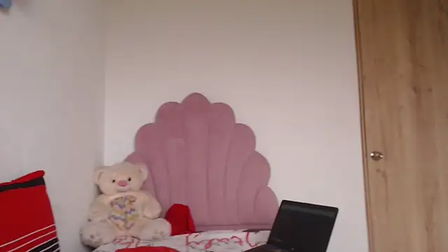 lady hot2xx online show from October 25, 2025, 4:18 pm