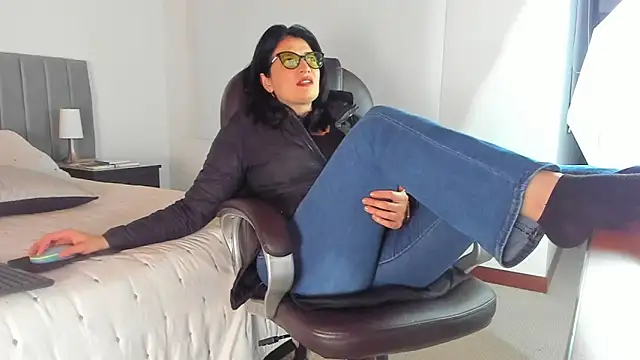 adriana71 online show from December 16, 2025, 4:06 am