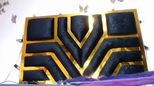 Helennahot online show from April 10, 2026, 6:37 pm