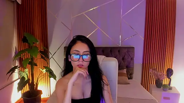 Coralinnee  online show from September 23, 2025, 3:46 am