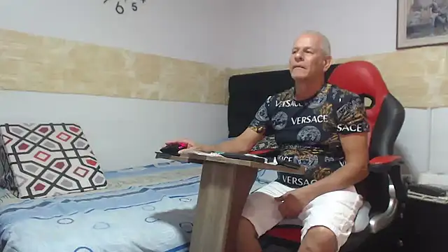 VALENTINO1983  online show from September 13, 2025, 5:29 am