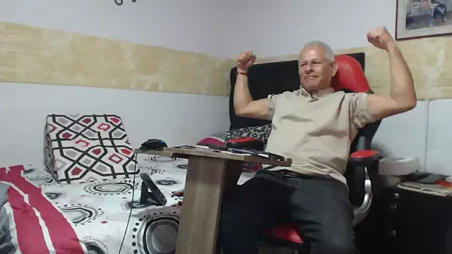 VALENTINO1983  online show from September 28, 2025, 4:08 am