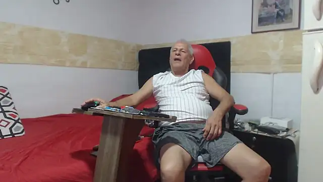 VALENTINO1983  online show from September 9, 2025, 11:36 pm