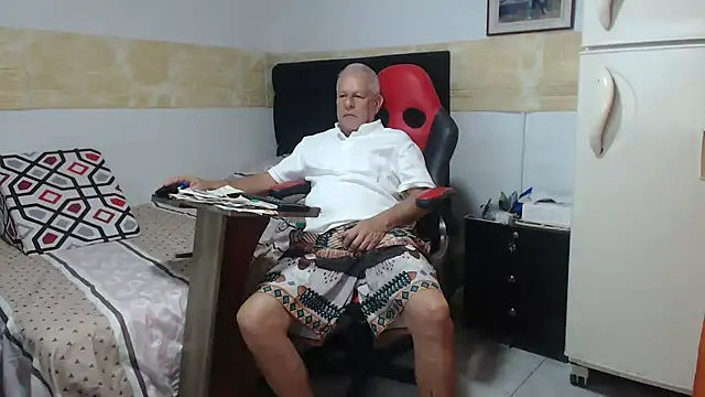 VALENTINO1983  online show from October 18, 2025, 2:19 pm