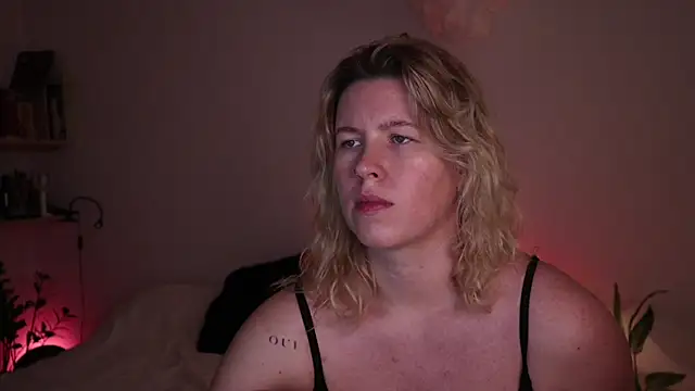 moonamii online show from November 5, 2025, 7:06 pm