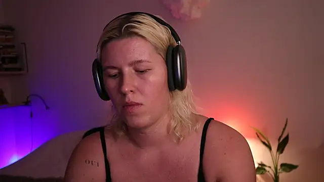 moonamii online show from January 27, 2025, 4:11 pm