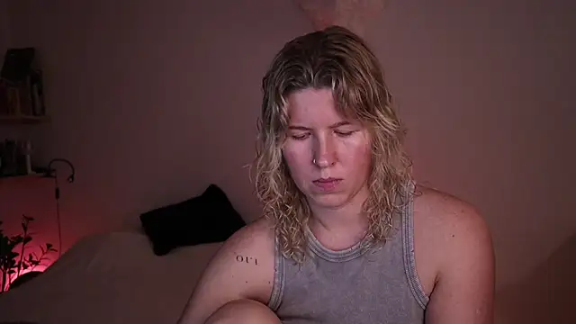 moonamii online show from October 24, 2025, 2:38 pm