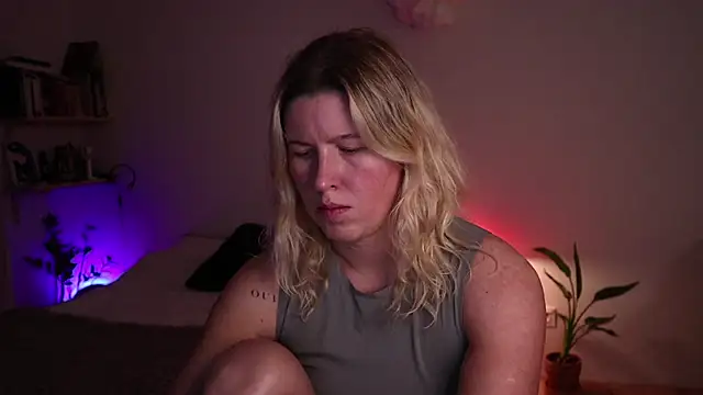 moonamii online show from October 14, 2025, 6:19 pm