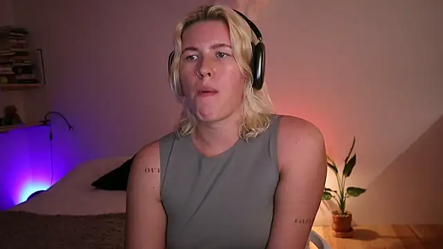 moonamii online show from January 23, 2025, 6:24 pm