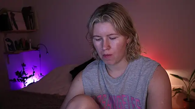 moonamii online show from December 18, 2025, 6:23 pm