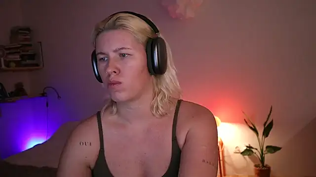 moonamii online show from January 15, 2025, 4:32 pm