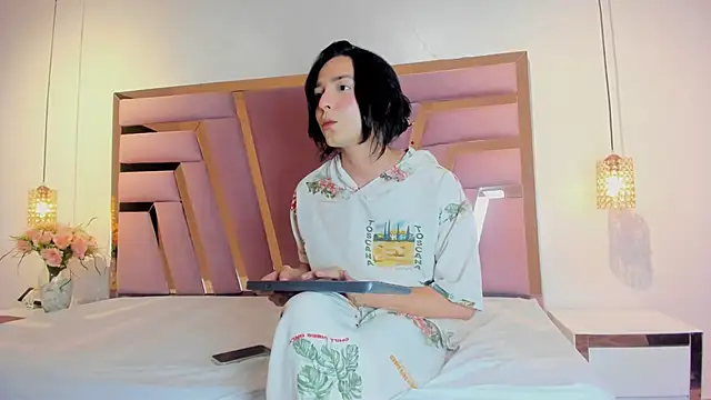 Jiggly   online show from November 11, 2025, 10:47 pm