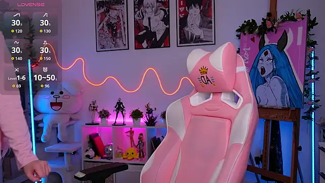 HolliWould  online show from September 12, 2025, 5:56 pm