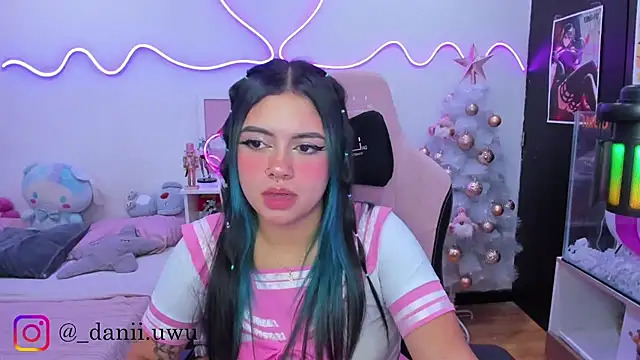 Snapshot of CuteDani_ chatting on November 27, 2025, 6:14 am CuteDani online show from November 27, 2025, 6:14 am