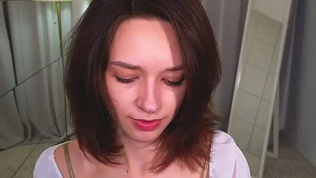 VivianLy  online show from December 27, 2024, 11:28 am