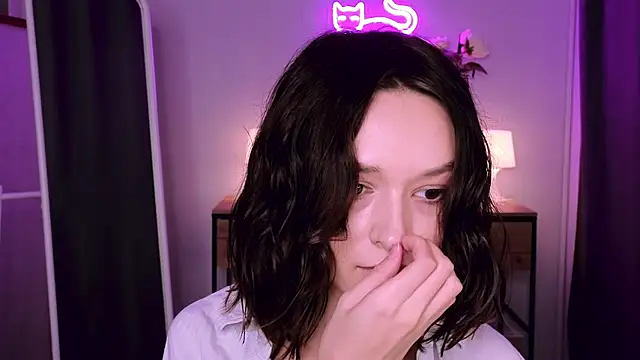 VivianLy  online show from February 2, 2025, 12:35 pm