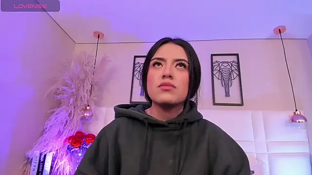 Rebeca jones online show from November 18, 2025, 12:19 pm