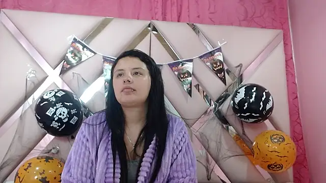 Snapshot of nathaly_low1 chatting on October 15, 2025, 2:32 am nathaly low1 online show from October 15, 2025, 2:32 am