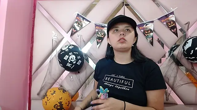 Snapshot of nathaly_low1 chatting on October 21, 2025, 3:17 am nathaly low1 online show from October 21, 2025, 3:17 am