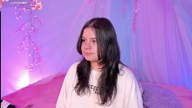 Snapshot of Mey_moon chatting on July 7, 2026, 6:47 am Mey moon online show from July 7, 2026, 6:47 am