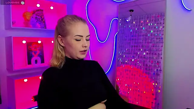 StephanieSweety online show from April 18, 2026, 7:07 pm