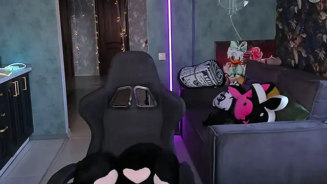 Blckmirrorr online show from April 18, 2026, 6:27 am