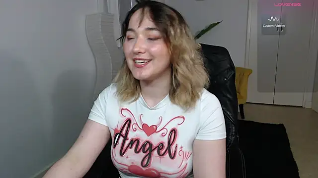 Snapshot of Crystal-dreamt chatting on July 16, 2026, 2:03 pm Crystal-dreamt online show from July 16, 2026, 2:03 pm