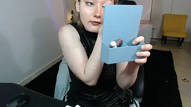 Crystal-dreamt online show from December 3, 2025, 10:03 am