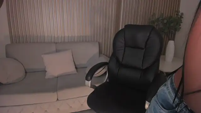 Snapshot of MileyCruz_ chatting on February 19, 2025, 9:39 am MileyCruz online show from February 19, 2025, 9:39 am