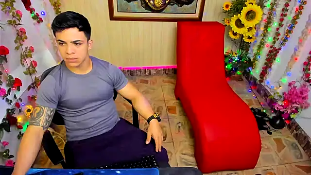 Snapshot of TheMuscularVenezuelanMan chatting on September 19, 2025, 7:18 pm TheMuscularVenezuelanMan online show from September 19, 2025, 7:18 pm