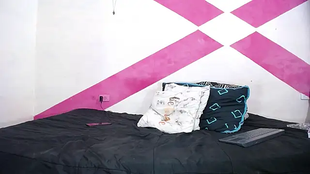 MIA luxce29 online show from January 8, 2025, 1:32 am