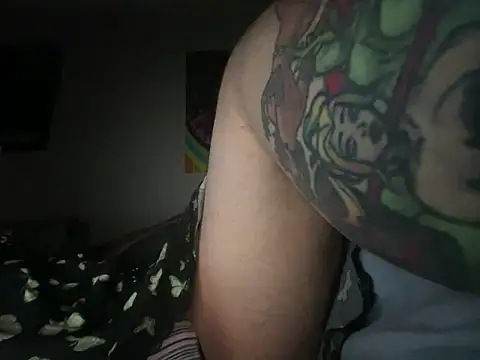 LuxBenn online show from May 17, 2026, 2:44 am