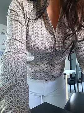 Snapshot of luxxe25 chatting on November 26, 2025, 8:36 am luxxe25 online show from November 26, 2025, 8:36 am