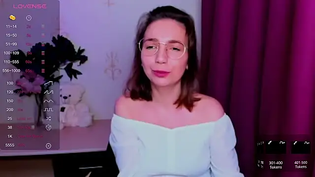 KindHazelHere  online show from May 19, 2026, 5:47 am