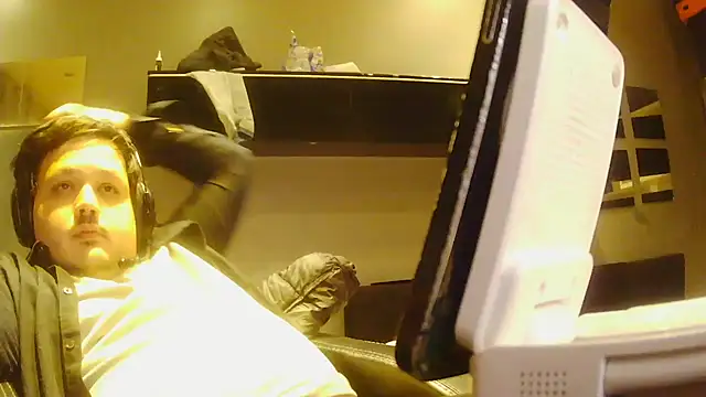 Snapshot of Bebemickey75 chatting on December 17, 2025, 5:23 am Bebemickey75 online show from December 17, 2025, 5:23 am