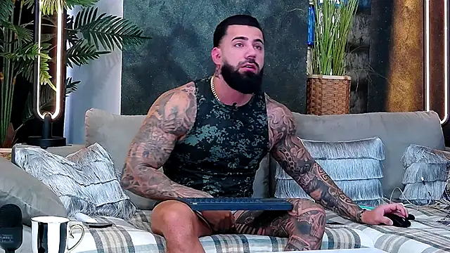 masterkingofmusclee online show from November 18, 2025, 7:33 am