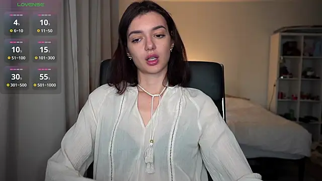 olivia jeas online show from November 11, 2025, 11:42 pm